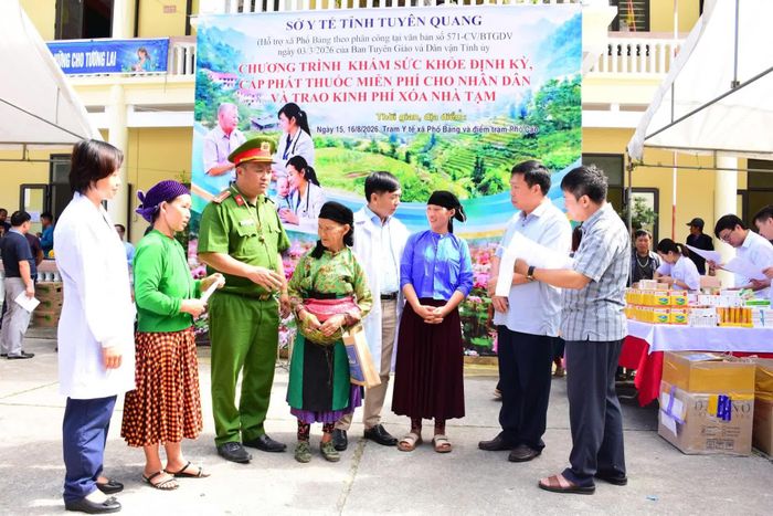 Tư vấn, trò chuyện cùng nhân dân.