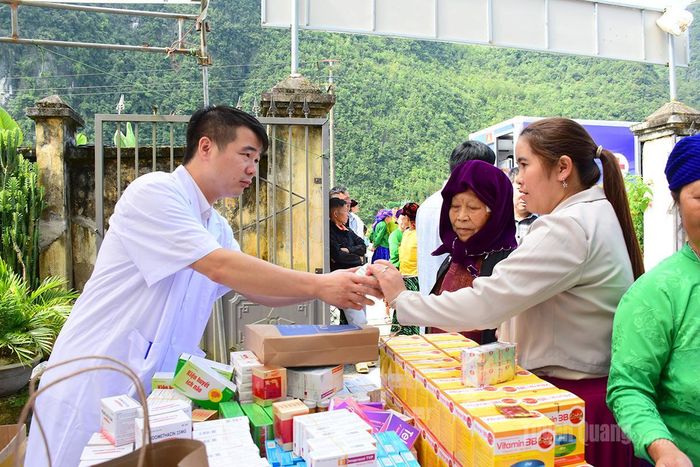 Cấp phát thuốc miễn phí cho người dân đến thăm khám tại Trạm Y tế xã Phố Bảng.