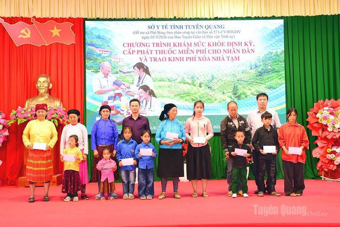 Lãnh đạo Sở Y tế và lãnh đạo xã Phố Bảng trao quà cho các em nhỏ khuyết tật và trẻ em có hoàn cảnh đặc biệt khó khăn trên địa bàn xã.