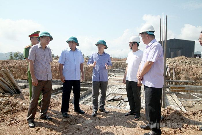 Các đồng chí lãnh đạo HĐND tỉnh kiểm tra tiến độ thi công dự án Trường Phổ thông nội trú liên cấp Tiểu học và THCS Thắng Mố.