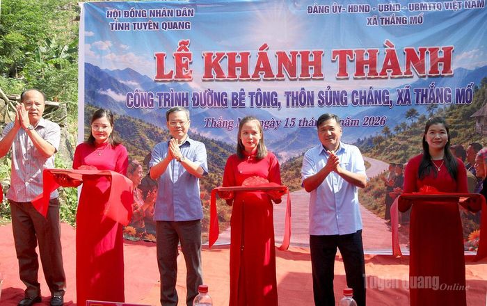 Các đại biểu cắt băng khánh thành công trình.