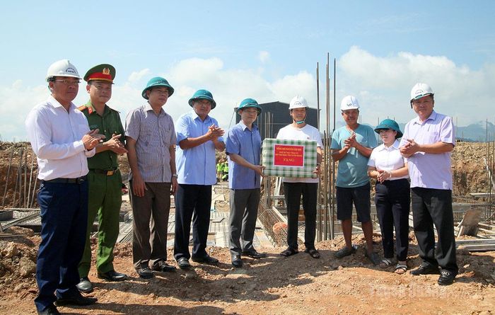 Các đồng chí lãnh đạo HĐND tặng quà động viên đại diện đơn vị thi công tại công trường.
