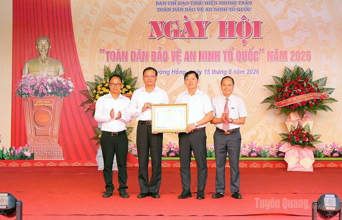 Phó Chủ tịch Thường trực UBND tỉnh Nguyễn Mạnh Tuấn trao Bằng khen của Chủ tịch UBND tỉnh cho Nhân dân và cán bộ xã Đường Hồng vì đã có thành tích xuất sắc trong Phong trào Toàn dân bảo vệ an ninh Tổ quốc và tổ chức các hoạt động tiến tới "Ngày hội Toàn dân bảo vệ an ninh Tổ quốc" năm 2026.