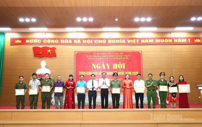 Phó Chủ tịch Thường trực UBND tỉnh Nguyễn Mạnh Tuấn và lãnh đạo Công an tỉnh, lãnh đạo xã Bắc Mê khen thưởng các cá nhân, tập thể có thành tích tiêu biểu trong phong trào Toàn dân bảo vệ an ninh Tổ quốc.