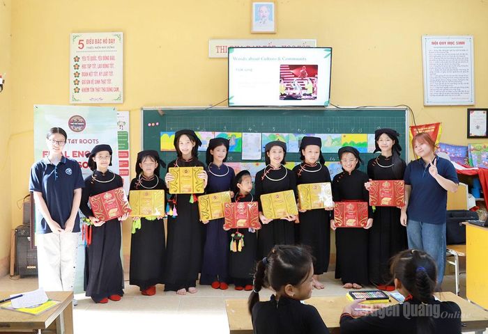 Các thành viên Câu lạc bộ tặng quà cho học sinh.