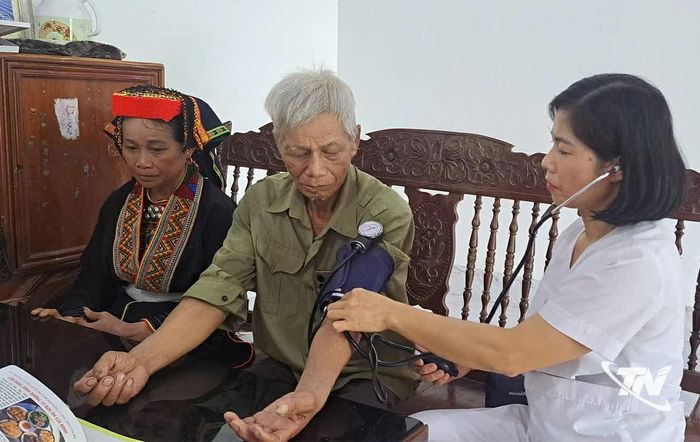 Cán bộ y tế đến tận nhà khám, chăm sóc sức khỏe cho người khó khăn trong đi lại, người khuyết tật và người có công.