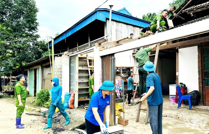 Lực lượng đoàn viên thanh niên tích cực tham gia hỗ trợ xóa nhà tạm, nhà dột nát cho các gia đình có hoàn cảnh khó khăn. Ảnh: T.L