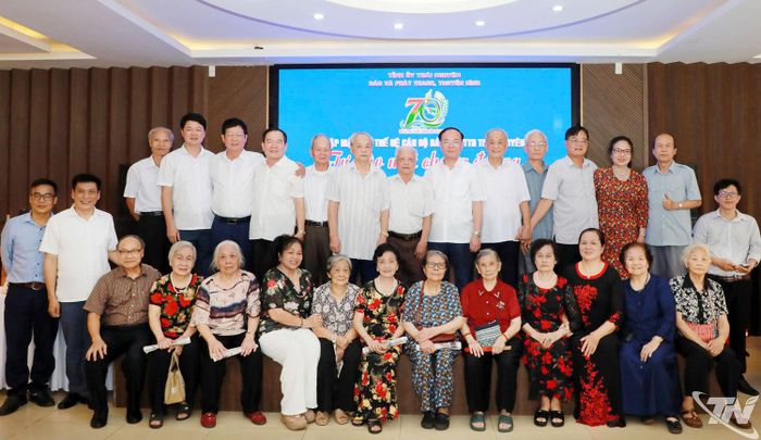 Các đại biểu chụp ảnh lưu niệm.