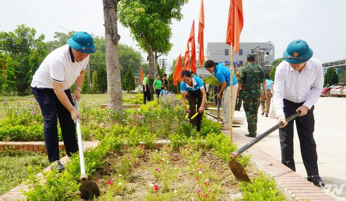 Xã Tân Thành phát động và ra quân hưởng ứng 120 ngày cao điểm xây dựng nông thôn mới.