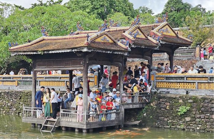  Du khách tham quan lăng Tự Đức. Ảnh: Phan Thành