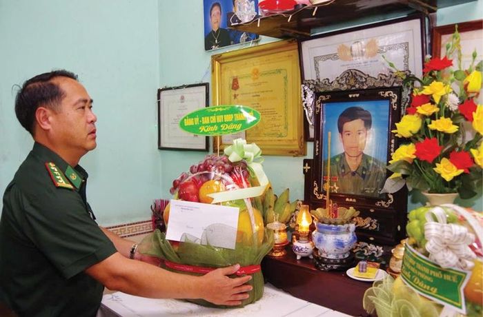 Đại tá Lê Hồng Tuyên, Phó Chính ủy BĐBP thành phố dâng hương trước anh linh liệt sĩ Lê Đình Tư.