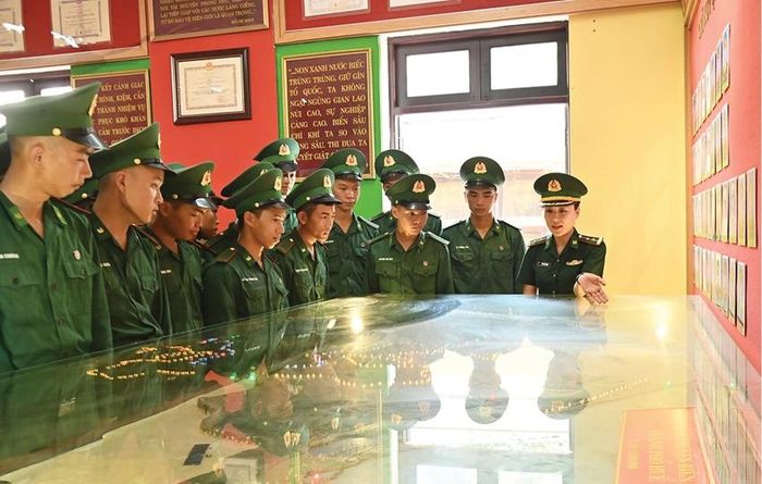 Chiến sĩ mới được giáo dục truyền thống tại phòng truyền thống, nơi lưu giữ di vật của các liệt sĩ đã hy sinh.