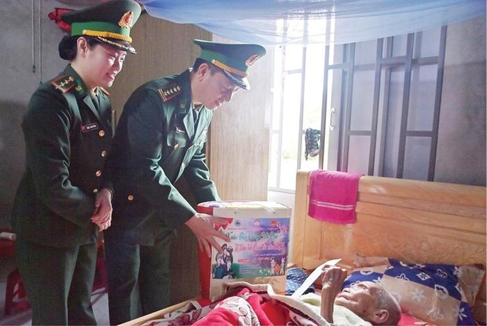 Đại tá Hoàng Minh Hùng, Chỉ huy trưởng BĐBP thành phố thăm hỏi gia đình chính sách.
