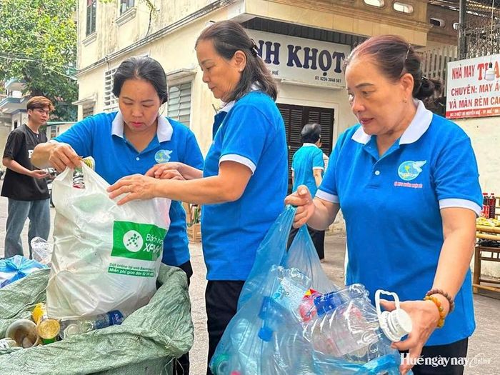  Cán bộ Hội phụ nữ cơ sở thực hiện tốt vai trò tuyên truyền bình đẳng giới trong các hoạt động phong trào.