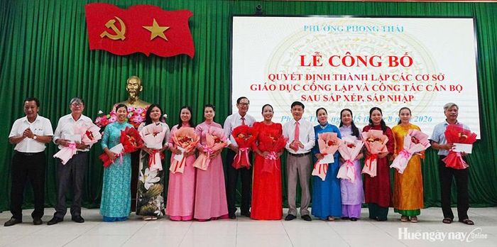 Lãnh đạo phường Phong Thái tặng hoa chúc mừng các thầy cô giáo.
