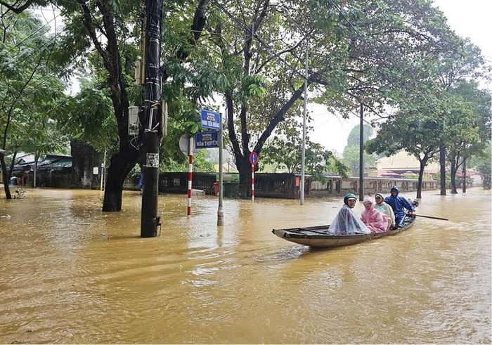 Đường phố Huế trong mùa mưa lũ.