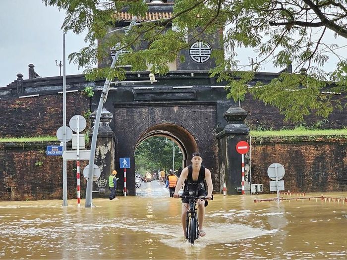 Cổng Kinh thành Huế mùa mưa lũ năm 2025.