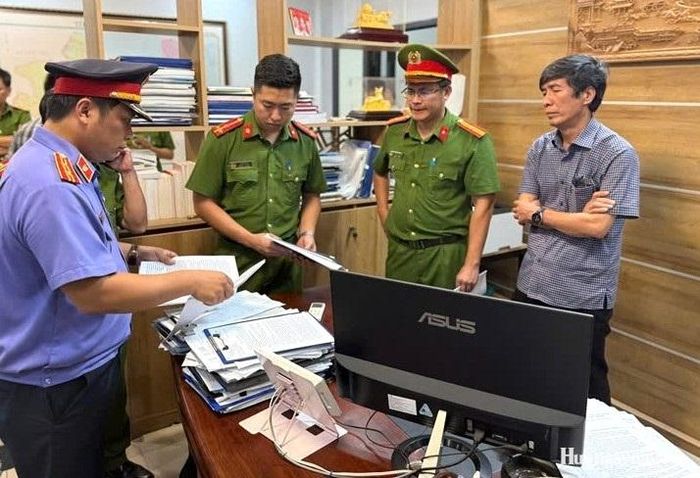 Cơ quan Cảnh sát điều tra Công an thành phố thi hành lệnh khám xét khẩn cấp tại nơi làm việc của ông Hà Xuân Hậu. 