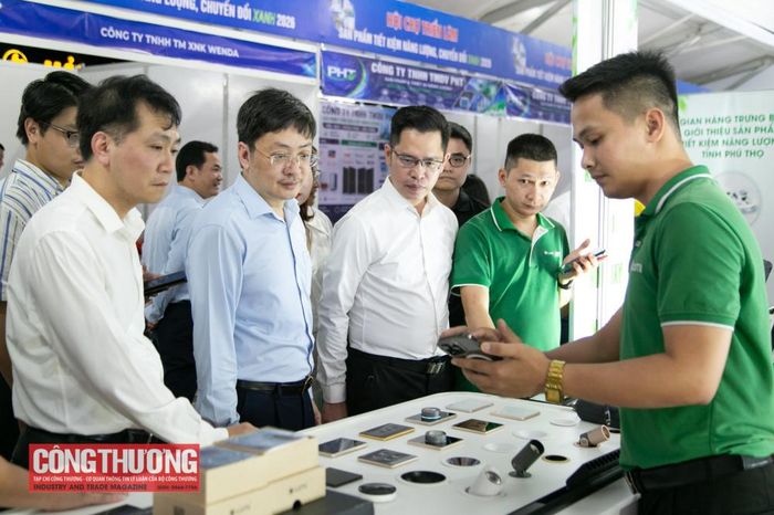 Các đại biểu tham quan gian hàng tại Hội chợ.