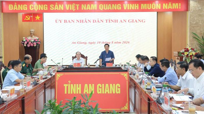 Chủ tịch UBND tỉnh An Giang Hồ Văn Mừng chủ trì cuộc họp nghe báo cáo tiến độ triển khai các công trình, dự án hạ tầng phục vụ Hội nghị APEC 2027 (ảnh:angiang.gov.vn)