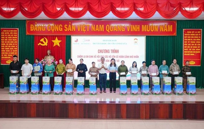 Đại diện hai đơn vị trao quà cho các hộ dân có hoàn cảnh khó khăn, gia đình chính sách trên địa bàn xã Đất Đỏ