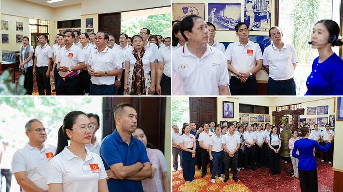 Cán bộ, đảng viên hai đơn vị nghe giới thiệu về cuộc đời, quá trình hoạt động cách mạng và sự hy sinh anh dũng của Nữ Anh hùng Liệt sĩ Võ Thị Sáu tại Nhà lưu niệm