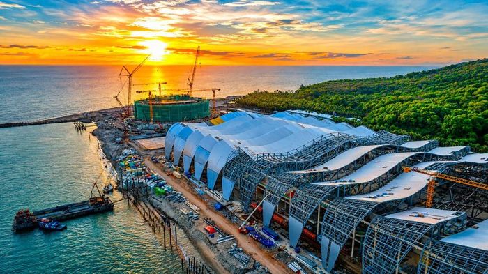 Hệ kết cấu thép quy mô lớn của Trung tâm tổ chức hội nghị dần được lắp kín. (ảnh Sun Group)