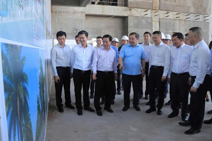Phó Thủ tướng Thường trực Chính phủ Phạm Gia Túc cùng đoàn công tác kiểm tra thực tế công trường Trung tâm tổ chức Hội nghị APEC. (ảnh Sun Group) 
