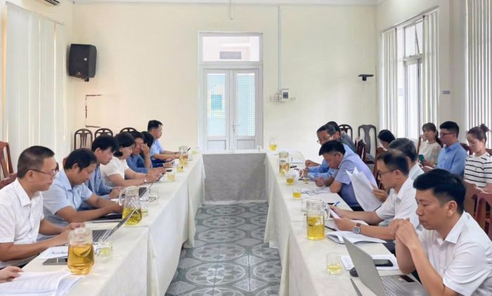 Các đại biểu tham dự buổi làm việc.