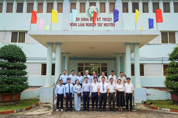 Đại biểu tặng hoa chúc mừng và chụp ảnh lưu niệm tại Lễ ký kết thỏa thuận hợp tác giữa Phân Bón Miền Nam và WASI