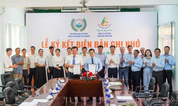Ông Đỗ Văn Tuấn - Tổng Giám đốc Phân Bón Miền Nam và ông Phan Việt Hà - Phó Viện trưởng, Phụ trách WASI ký thỏa thuận hợp tác nghiên cứu, chuyển giao kỹ thuật tại Tây Nguyên