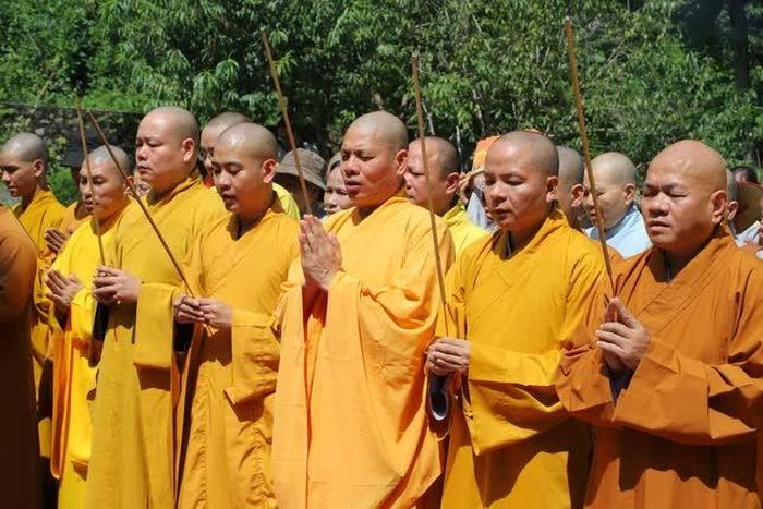Chư tôn đức dâng hương tưởng niệm
