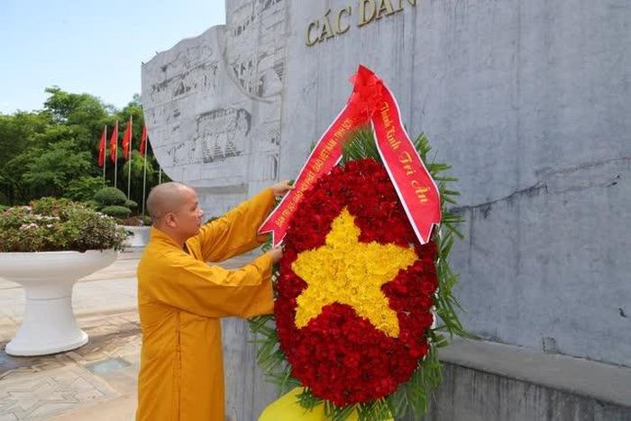 Đặt vòng hoa tri ân các anh hùng liệt sĩ