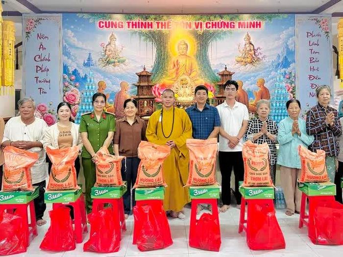 Tặng quà đến người dân