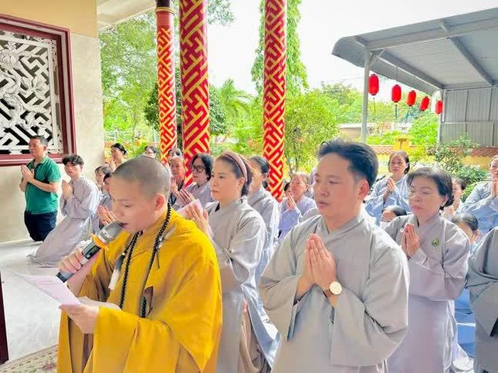 Đại đức Thích Minh Nguyện dâng lời tác bạch