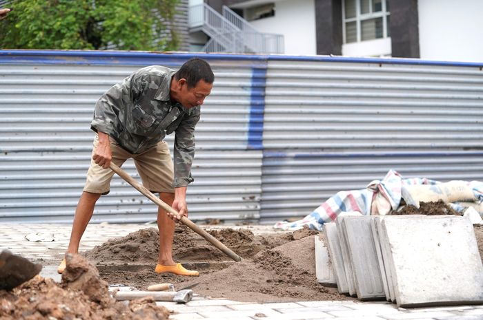Ông Nguyễn Văn Quỳnh ( 64 tuổi) công nhân lát đá vỉa hè chia sẻ: ''Trời vừa tạnh mưa là chúng tôi quay trở lại công việc ngay. Mỗi người làm một việc, người trải nhựa, người lát đá, người trồng cây. Ai cũng cố gắng để kịp hoàn thành tiến độ''.