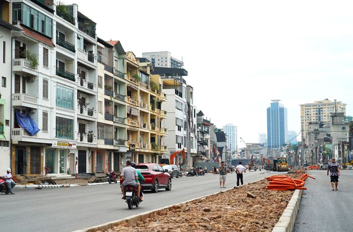 Khoảng 750m đoạn từ nút giao Nguyễn Chí Thanh đến phố Thành Công cũng đã được trải thảm nhựa trên hơn một nửa bề rộng mặt đường.