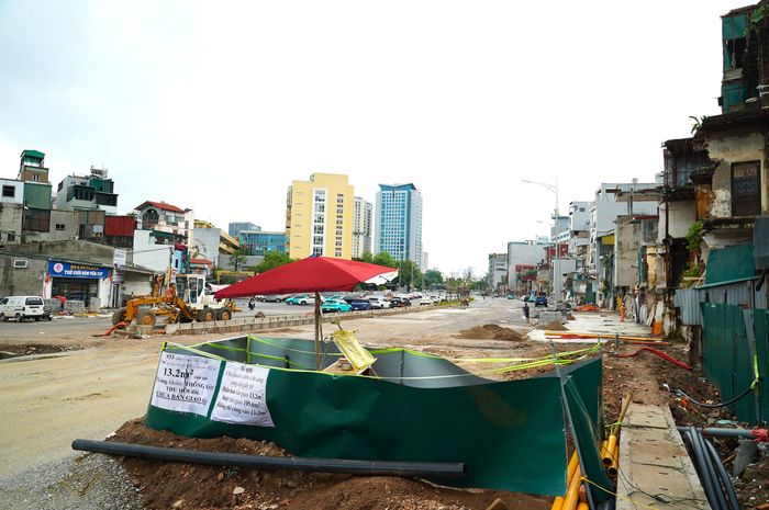 Tuy nhiên, ngay đoạn đối diện Bệnh viện Phụ sản, công trường đang vướng một điểm nghẽn mặt bằng do một phần diện tích nhỏ khoảng 13,2m2 quây tôn của một hộ dân vẫn chưa được bàn giao. Việc giải tỏa này thuộc thẩm quyền của chính quyền địa phương. Nhà thầu cam kết hễ có mặt bằng sạch đến đâu sẽ cho máy móc vào dải thảm nhựa dứt điểm ngay đến đó.