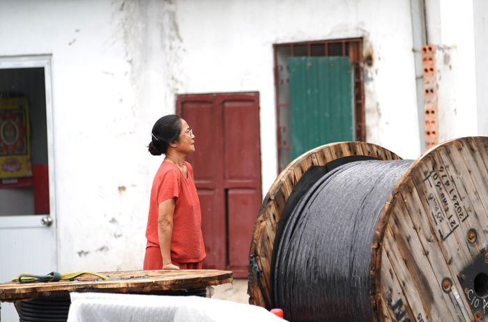 ''Trong thời gian thi công thì cũng có hơi bất tiện, bụi bẩn, đi lại khó khăn, nhất là trước cửa nhà. Bây giờ đường sắp hoàn thành khang trang, sạch đẹp thế này tôi và hàng xóm xung quanh rất vui mừng'', bà Hoa (70 tuổi) người dân ở tuyến đường Hoàng Cầu - Voi Phục cho hay.