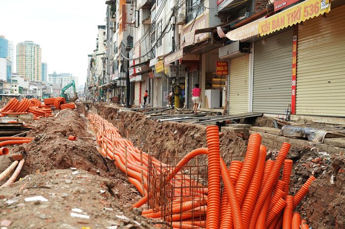 Hệ thống vỉa hè, hố ga, cáp kỹ thuật và đường ống hạ tầng dọc tuyến đang gấp rút hoàn thiện.
