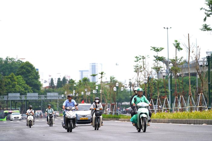 Các phương tiện bắt đầu lưu thông tạm thời vào đoạn đường đã hoàn thiện để về khu vực Bệnh viện Phụ sản Hà Nội và Bệnh viện Nhi Trung ương.