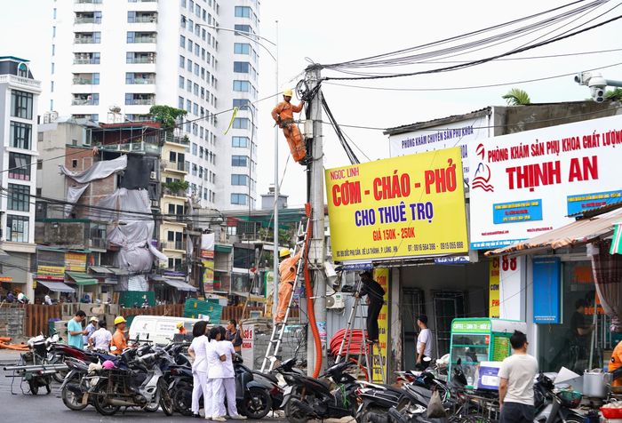 Công tác chỉnh trang hệ thống điện lưới cũng đang được triển khai dọc tuyến Vành đai 1.