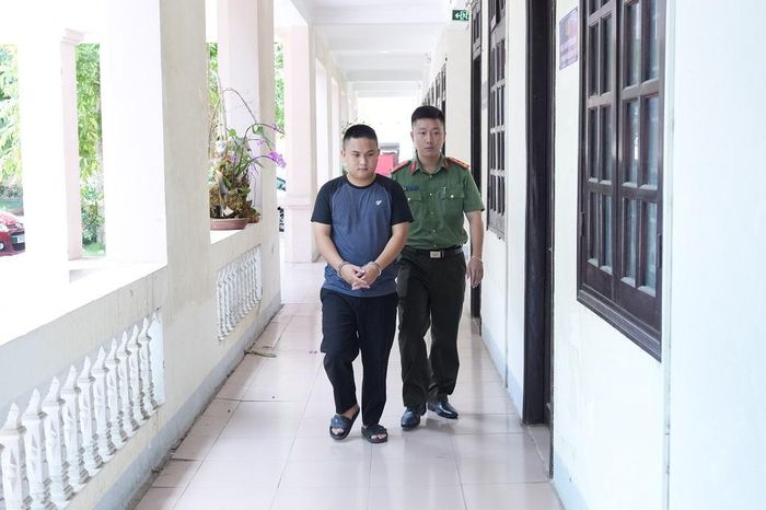 Lực lượng dẫn giải đối tượng Vi Văn Đông (Ảnh CANA).