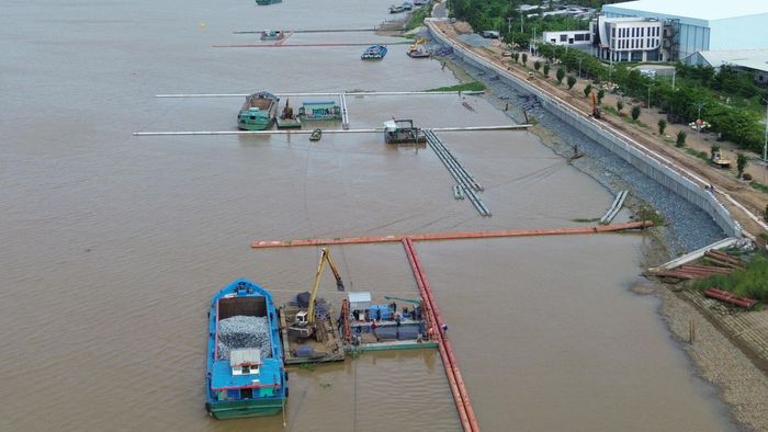 Công trường thi công kè chống xói lở bờ Thường Thới Tiền, xã Thường Phước.