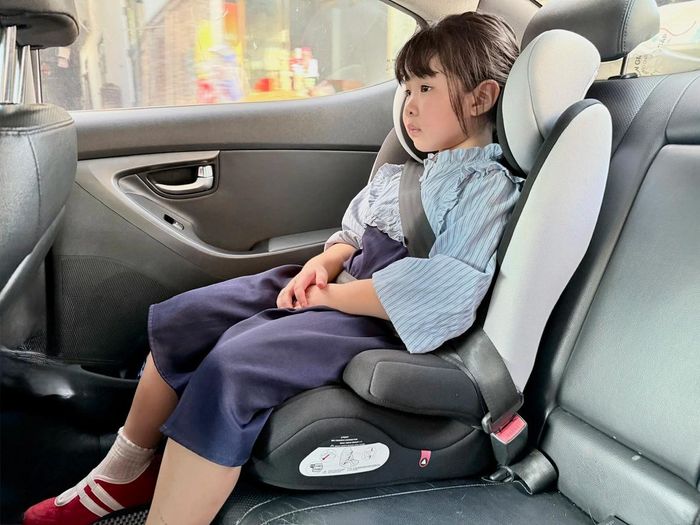 Ảnh minh họa cơ cấu bảo vệ của ghế an toàn cho trẻ em ngồi trên xe ô tô.