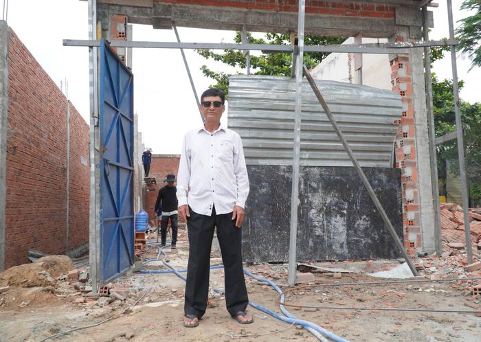 Ông Đỗ Văn Hoàng (65 tuổi, xã Bà Điểm) cho biết gia đình có 95m² đất thuộc diện thu hồi, được bồi thường 3 tỷ đồng. Phần diện tích còn lại khoảng 65m², gia đình đang xây dựng nhà mới để sớm ổn định cuộc sống. "Tôi đã bàn giao phần nhà, đất bị thu hồi để dự án sớm được triển khai, hạ tầng khang trang hơn, góp phần giảm ùn tắc”, ông Hoàng nói.