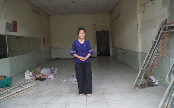 Đứng trước căn nhà chuẩn bị tháo dỡ, bà Nguyễn Thị Hoa (67 tuổi, xã Bà Điểm) cho biết gia đình có 85m² đất thuộc diện thu hồi, được bồi thường 4 tỷ đồng. Sau khi bàn giao mặt bằng, gia đình dự kiến mua đất tại Củ Chi để xây dựng nhà và ổn định cuộc sống.