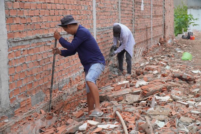 Sau khi bàn giao phần đất bị thu hồi, nhiều hộ dân đang sửa chữa, xây mới nhà để sớm ổn định cuộc sống.