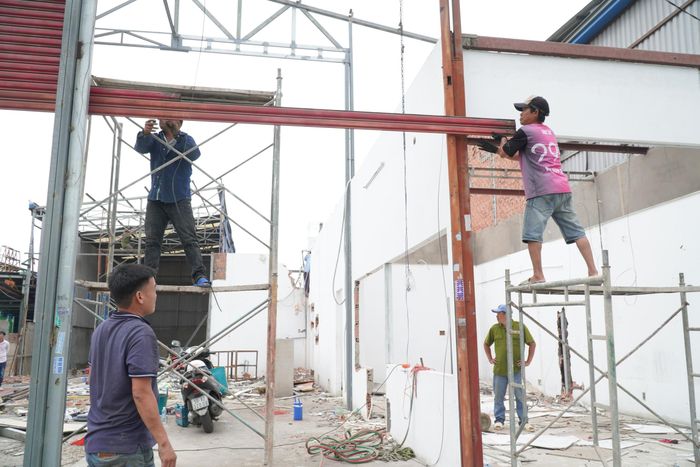 Tại khu vực gần nút giao An Sương, hàng chục công nhân cùng máy xúc, xe cẩu đang khẩn trương phá dỡ các công trình đã bàn giao mặt bằng.