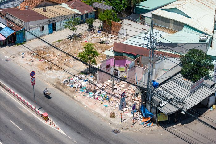 Cùng với việc mở rộng mặt đường, dự án sẽ xây dựng 7 cầu vượt tại các nút giao với các tuyến đường: Nguyễn Ảnh Thủ, Nguyễn Thị Sóc - Nhà Vuông, Lê Thị Hà, Trần Văn Mười - Bà Triệu, Lý Thường Kiệt - Nguyễn Văn Bứa, Nguyễn Thị Nuôi và Dương Công Khi - Lê Lợi.